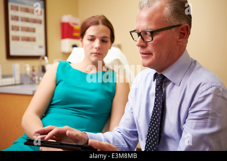 Schönheitschirurg diskutieren beantragter mit Kunden im Büro Stockfoto