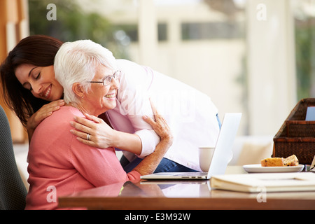 Senior-Mutter wird von Erwachsenen Tochter getröstet Stockfoto