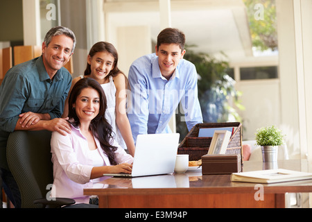Porträt der Familie mit Laptop zusammen Stockfoto