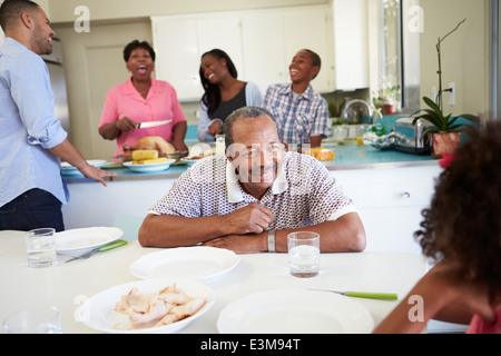 Mehr-Generationen-Familie Mahlzeit zu Hause vorbereiten Stockfoto