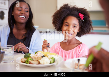 Mutter und Tochter mit Familie Mahlzeit am Tisch Stockfoto