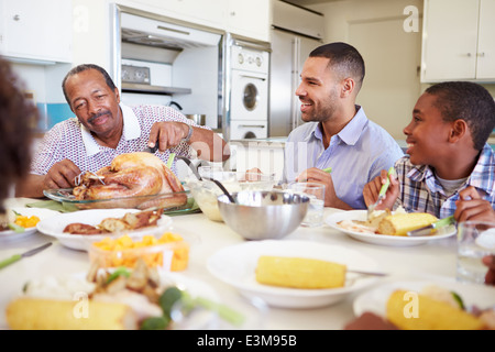 Mehr-Generationen-Familie an Tisch essen Stockfoto