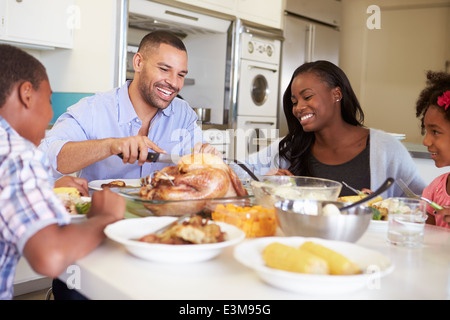 Familie sitzt an Tisch zu Hause essen Essen Stockfoto