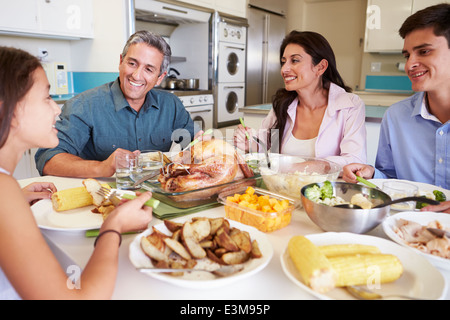 Familie sitzt an Tisch zu Hause essen Essen Stockfoto