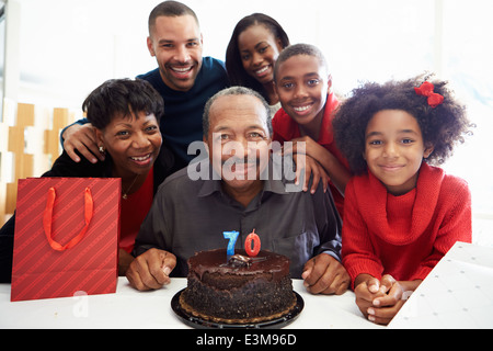 Familie feiert 70. Geburtstag zusammen Stockfoto