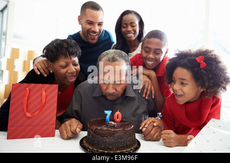 Familie feiert 70. Geburtstag zusammen Stockfoto