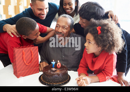 Familie feiert 70. Geburtstag zusammen Stockfoto