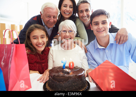 Familie feiert 70. Geburtstag zusammen Stockfoto