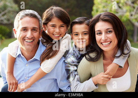 Porträt der hispanische Familie In Landschaft Stockfoto