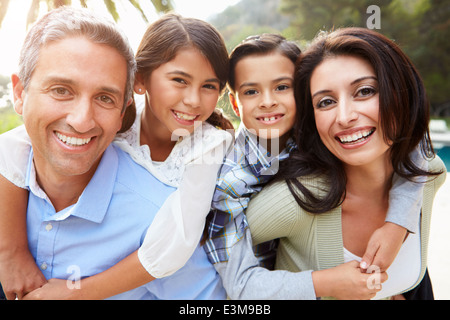 Porträt der hispanische Familie In Landschaft Stockfoto