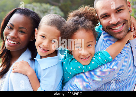 Porträt des afroamerikanischen Familie In Landschaft Stockfoto