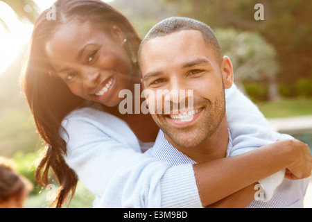 Porträt des afroamerikanischen Liebespaar In Landschaft Stockfoto