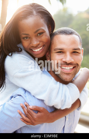 Porträt des afroamerikanischen Liebespaar In Landschaft Stockfoto