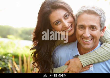 Porträt von Hispanic Liebespaar In Landschaft Stockfoto