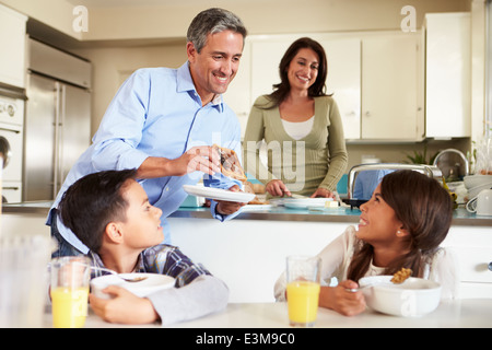 Hispanische Familie frühstücken zu Hause zusammen Stockfoto