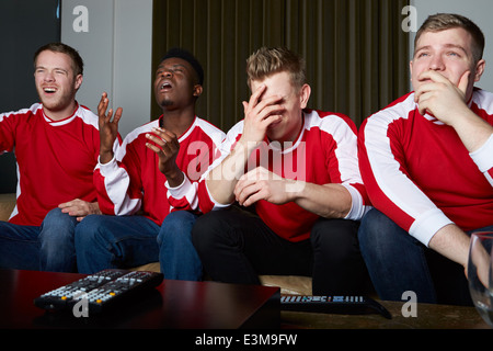 Gruppe des Sports Fans beobachten Spiel im Fernsehen zu Hause Stockfoto