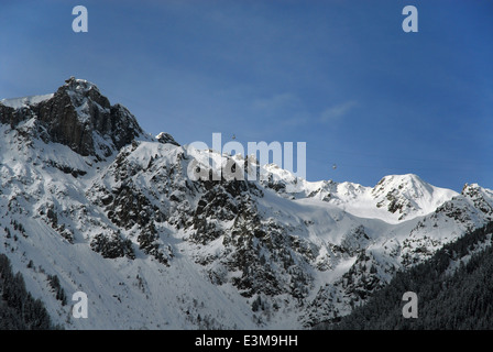 Im Hintergrund der Seilbahn Aiguille du Midi in der Nähe von Chamonix, Frankreich Stockfoto