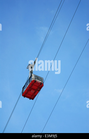 Unter Ansicht der Seilbahn Aiguille du Midi in Chamonix, Frankreich Stockfoto