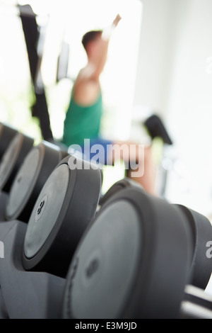 Abstrakte Sicht von Mann Training mit Gewichten im Fitnessstudio Stockfoto