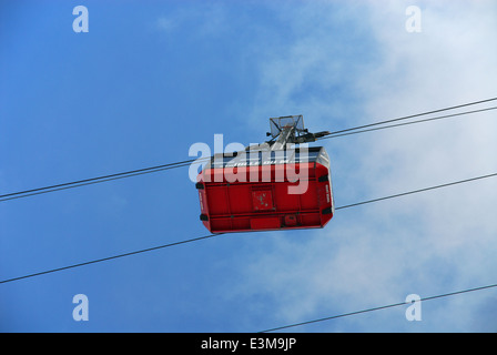 Unter Ansicht einer Kabine der Seilbahn Aiguille du Midi in Chamonix, Frankreich Stockfoto