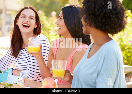 Drei Freundinnen genießen Mahlzeit auf Outdoor-Party Stockfoto