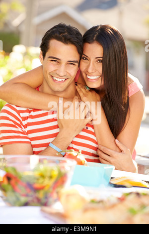 Romantisch zu zweit genießen Mahlzeit im Freien im Garten Stockfoto