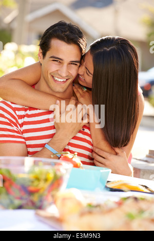 Romantisch zu zweit genießen Mahlzeit im Freien im Garten Stockfoto