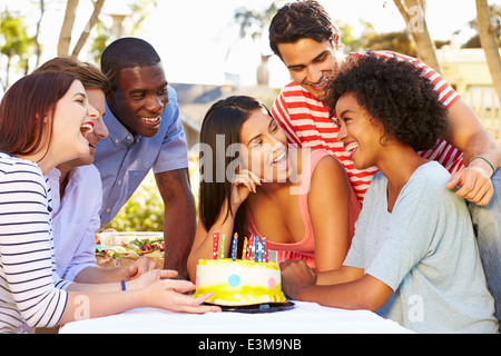 Gruppe von Freunden feiert Geburtstag im freien Stockfoto