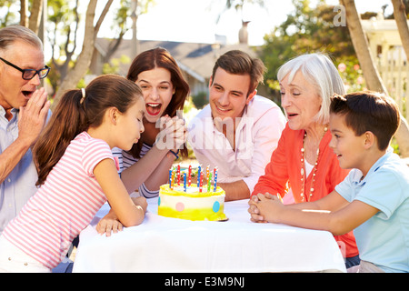 Mehr-Generationen-Familie feiert Geburtstag im Garten Stockfoto