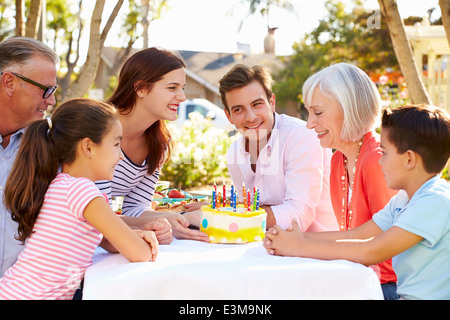 Mehr-Generationen-Familie feiert Geburtstag im Garten Stockfoto