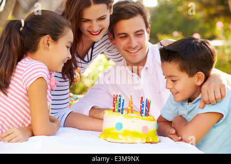 Familie feiern Geburtstag im Freien mit Kuchen Stockfoto