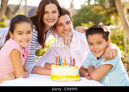 Familie feiern Geburtstag im Freien mit Kuchen Stockfoto