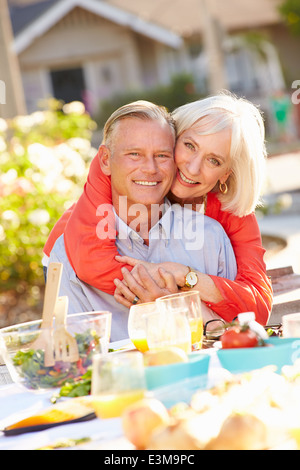 Reifen Sie romantisch zu zweit genießen Mahlzeit im Freien im Garten Stockfoto