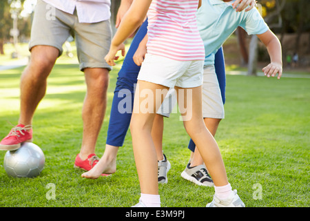 Nahaufnahme von Familie zusammen spielen Fußball im Park Stockfoto