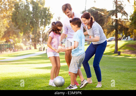 Familie zusammen spielen Fußball im Park Stockfoto