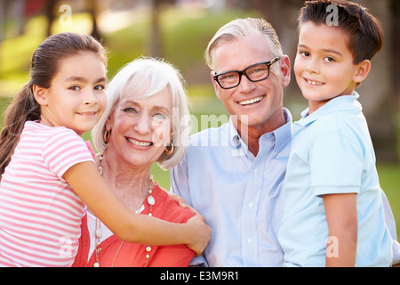 Outdoor Portrait von Großeltern mit Enkeln im Park Stockfoto