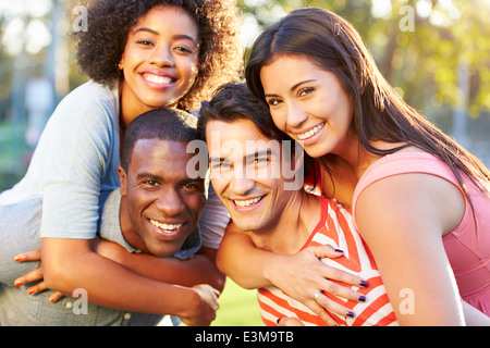 Outdoor Portrait der jungen Freunde, Spaß im Park Stockfoto