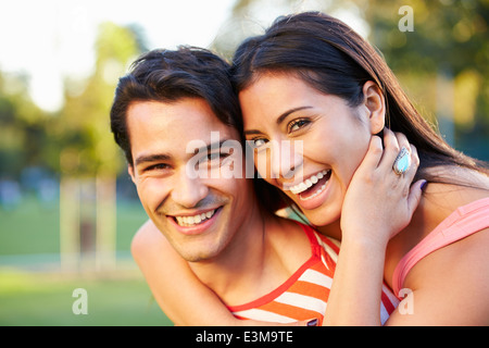 Outdoor Portrait des romantischen jungen Paar im Park Stockfoto