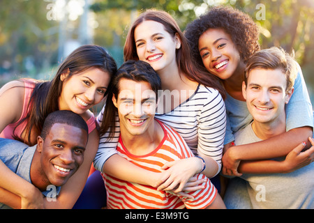 Outdoor Portrait der jungen Freunde, Spaß im Park Stockfoto