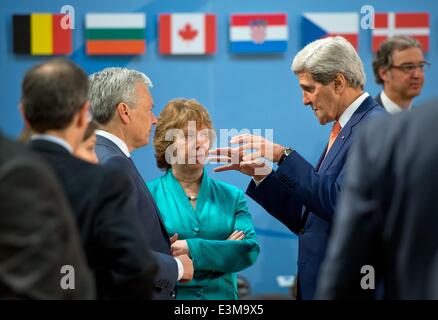 Brüssel, Belgien. 25. Juni 2014. US-Secretary of State John Kerry (R), Hohe Vertreterin der Union für Außen- und Security Policy Catherine Ashton (C) und Belgien Foreign Minister Didier Reynders sprechen während des Treffens der Treffen der NATO-Außenminister in Brüssel, 25. Juni 2014. Die Außenminister der 28 NATO-Mitgliedstaaten diskutieren NATO Reaktion auf die Krise in der Ukraine. Foto: DANIEL NAUPOLD/DPA/Alamy Live-Nachrichten Stockfoto