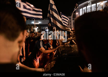 Thessaloniki, Griechenland. 25. Juni 2014. Tausende von Griechen versammelten sich unter den weißen Turm von Thessaloniki, die Qualifikation des griechischen Teams zur nächsten Phase der WM 2014 nach dem Sieg gegen die Elfenbeinküste zu feiern. Bildnachweis: Giannis Papanikos/NurPhoto/ZUMAPRESS.com/Alamy Live-Nachrichten Stockfoto