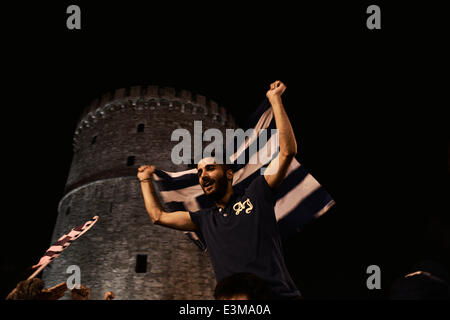 Thessaloniki, Griechenland. 25. Juni 2014. Tausende von Griechen versammelten sich unter den weißen Turm von Thessaloniki, die Qualifikation des griechischen Teams zur nächsten Phase der WM 2014 nach dem Sieg gegen die Elfenbeinküste zu feiern. Bildnachweis: Giannis Papanikos/NurPhoto/ZUMAPRESS.com/Alamy Live-Nachrichten Stockfoto