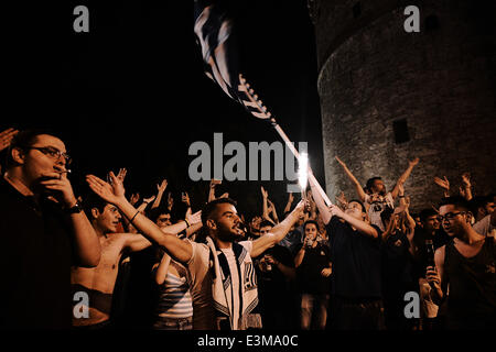 Thessaloniki, Griechenland. 25. Juni 2014. Tausende von Griechen versammelten sich unter den weißen Turm von Thessaloniki, die Qualifikation des griechischen Teams zur nächsten Phase der WM 2014 nach dem Sieg gegen die Elfenbeinküste zu feiern. Bildnachweis: Giannis Papanikos/NurPhoto/ZUMAPRESS.com/Alamy Live-Nachrichten Stockfoto