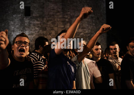 Thessaloniki, Griechenland. 25. Juni 2014. Tausende von Griechen versammelten sich unter den weißen Turm von Thessaloniki, die Qualifikation des griechischen Teams zur nächsten Phase der WM 2014 nach dem Sieg gegen die Elfenbeinküste zu feiern. Bildnachweis: Giannis Papanikos/NurPhoto/ZUMAPRESS.com/Alamy Live-Nachrichten Stockfoto