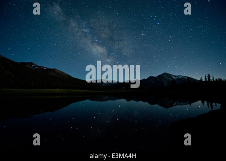 Unzählige Sterne der Milchstraße zu reflektieren, in einem Teich in der Yosemite Tuolumne Meadows Stockfoto