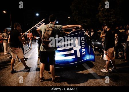 Thessaloniki, Griechenland. 25. Juni 2014. Tausende von Griechen versammelten sich unter den weißen Turm von Thessaloniki, die Qualifikation des griechischen Teams zur nächsten Phase der WM 2014 nach dem Sieg gegen die Elfenbeinküste zu feiern. Bildnachweis: Giannis Papanikos/NurPhoto/ZUMAPRESS.com/Alamy Live-Nachrichten Stockfoto