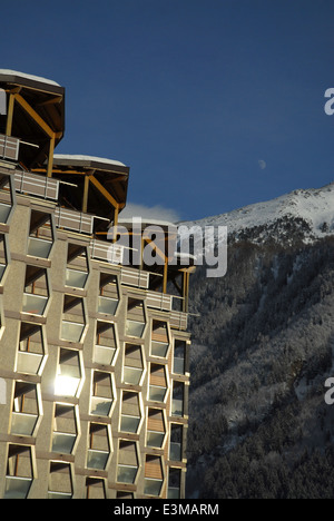 Hotel mit Aussicht auf die Berggipfel in Chamonix, Frankreich Stockfoto