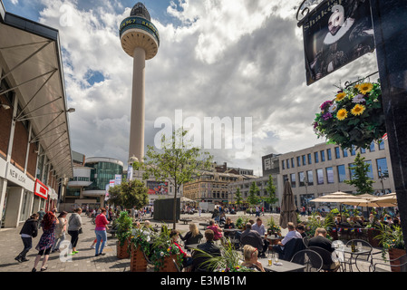 Williamson Square im Zentrum von Liverpool mit der St. John Tower und Playhouse Theater an einem sonnigen Sommertag. Stockfoto