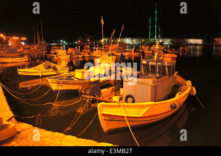 Traditionelle Fischerboote am Abend Kos Hafen von Kos-Stadt, Kos, Griechenland Stockfoto