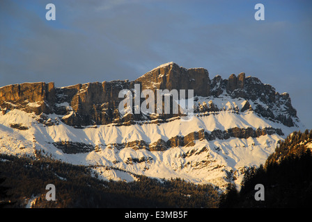 Späten Nachmittag Sonne Aufleuchten einer Schnee-Klippe in der Nähe von Chamonix in den französischen Alpen Stockfoto